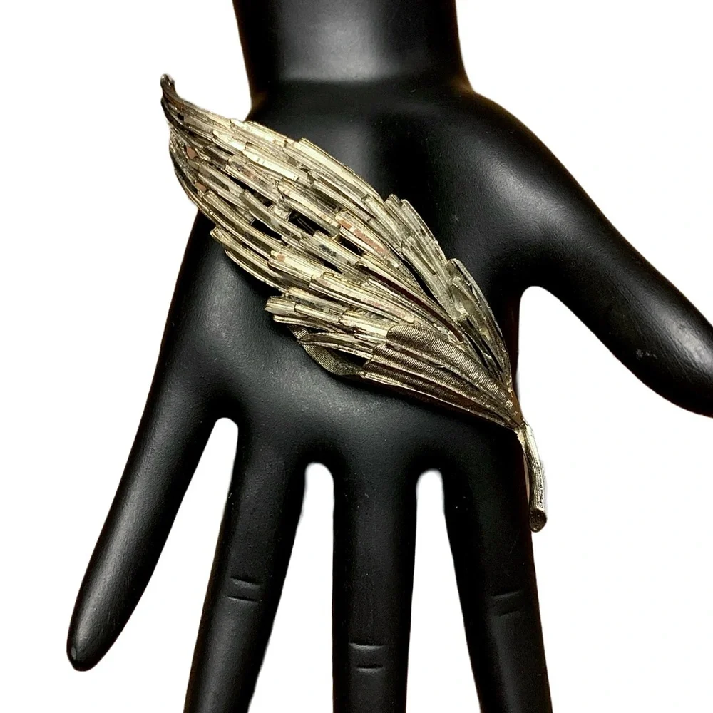 VINTAGE CIRCA 1960'S BSK SIGNED SILVER TONE DIAMOND CUT METAL BROOCH
